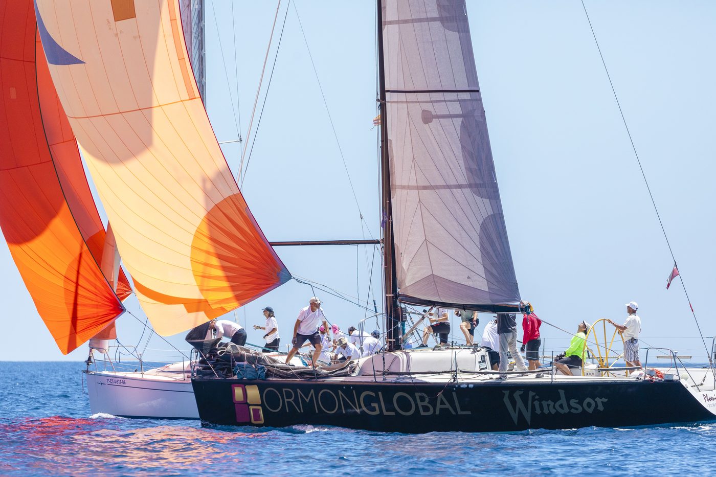Tripulación profesional en regata de crucero